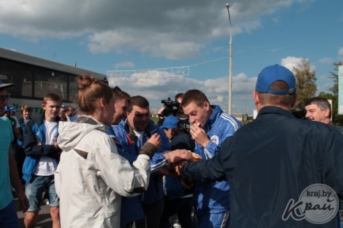 ФОТОФАКТ: Участников российско-белорусского велопробега глубочане встретили хлебом-солью и проводили салютом