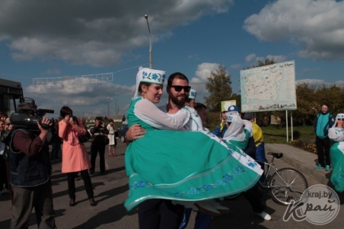 ФОТОФАКТ: Участников российско-белорусского велопробега глубочане встретили хлебом-солью и проводили салютом