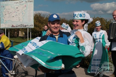 ФОТОФАКТ: Участников российско-белорусского велопробега глубочане встретили хлебом-солью и проводили салютом