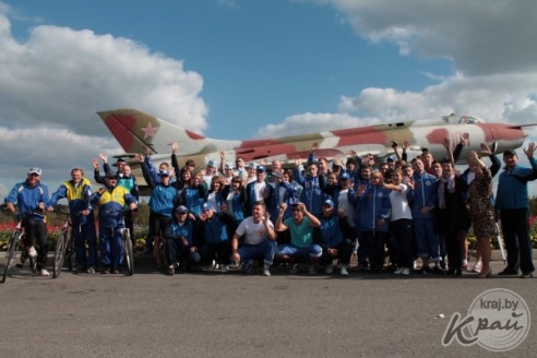 ФОТОФАКТ: Участников российско-белорусского велопробега глубочане встретили хлебом-солью и проводили салютом