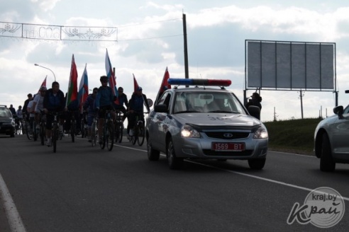 ФОТОФАКТ: Участников российско-белорусского велопробега глубочане встретили хлебом-солью и проводили салютом