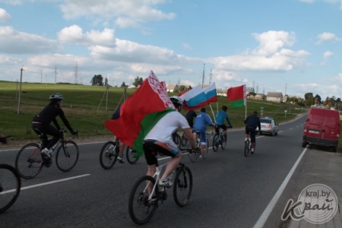 ФОТОФАКТ: Участников российско-белорусского велопробега глубочане встретили хлебом-солью и проводили салютом