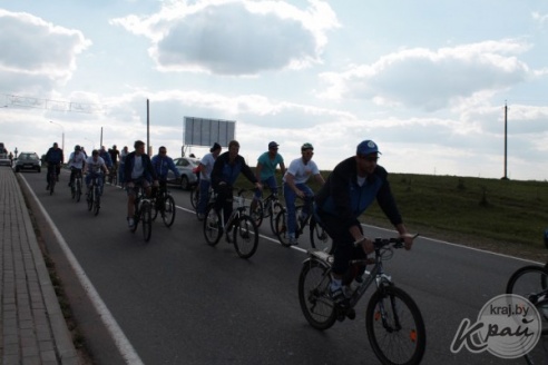 ФОТОФАКТ: Участников российско-белорусского велопробега глубочане встретили хлебом-солью и проводили салютом