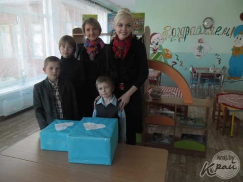 Нуждающимся в помощи детям Вилейки подарили канцелярские принадлежности к школе (ФОТО)
