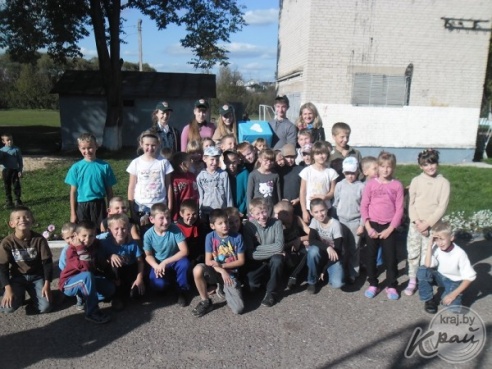 Нуждающимся в помощи детям Вилейки подарили канцелярские принадлежности к школе (ФОТО)