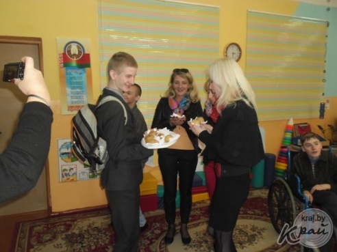 Нуждающимся в помощи детям Вилейки подарили канцелярские принадлежности к школе (ФОТО)