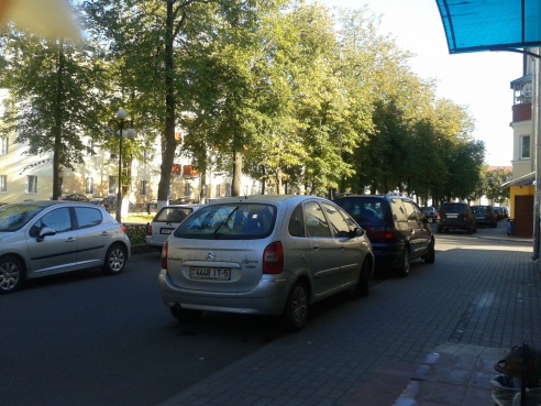 Исторический центр Жодино превратился в стихийную автостоянку