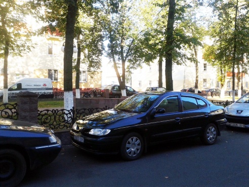 Исторический центр Жодино превратился в стихийную автостоянку