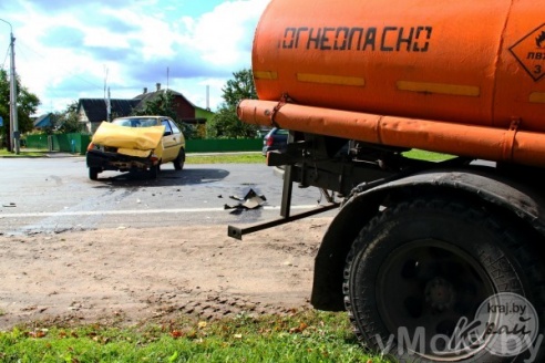 Грузовик с огнеопасным грузом попал в аварию на выезде из Молодечно