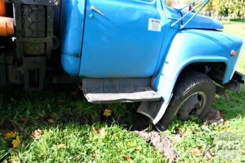 Грузовик с огнеопасным грузом попал в аварию на выезде из Молодечно