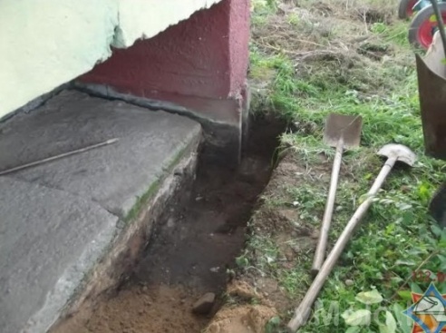 Хозяин на своем подворье откопал банку с ртутью