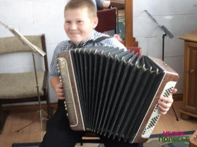 Ученики Лунинецкой школы искусств выступили с благотворительными концертами перед стариками и больными детьми