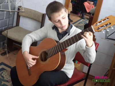 Ученики Лунинецкой школы искусств выступили с благотворительными концертами перед стариками и больными детьми