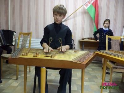 Ученики Лунинецкой школы искусств выступили с благотворительными концертами перед стариками и больными детьми