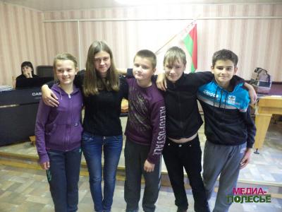 Ученики Лунинецкой школы искусств выступили с благотворительными концертами перед стариками и больными детьми