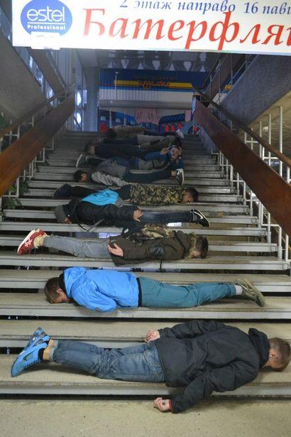 ФОТАФАКТ. Баранавіцкія падлеткі кампаніяй клаліся на зямлю ў цэнтры горада, каб здзівіць мінакоў