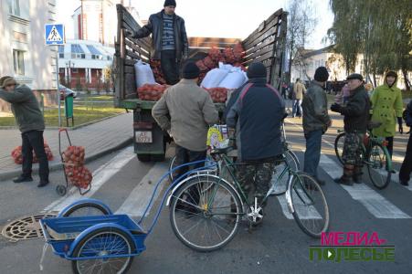 Первая осенняя ярмарка в Лунинце: изобилие и многолюдность Первая осенняя ярмарка в Лунинце: изобилие и многолюдность
