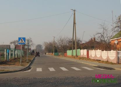 В Столине понижают тротуарные борты В Столине понижают тротуарные борты