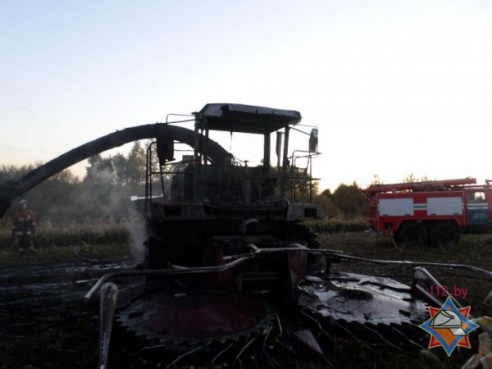Во время заготовки кукурузы в Глубокском районе загорелся комбайн (ФОТО)