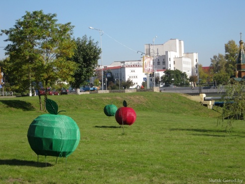 Фотофакт: декоративные яблоки на набережной