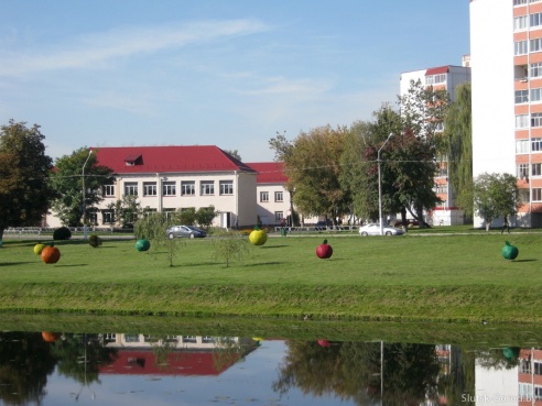 Фотофакт: декоративные яблоки на набережной