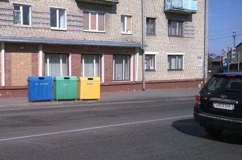Фотафакт: У Баранавічах, каб выкінуць смецце на прыпынку, трэба парушыць Правілы дарожнага руху
