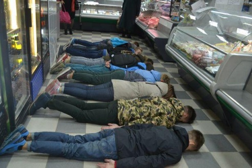 ФОТАФАКТ. Баранавіцкія падлеткі кампаніяй клаліся на зямлю ў цэнтры горада, каб здзівіць мінакоў