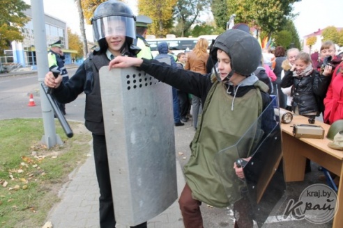 Десятки вилейских школьников увидели, что происходит во время аварии с непристегнутыми пассажирами (ФОТО)