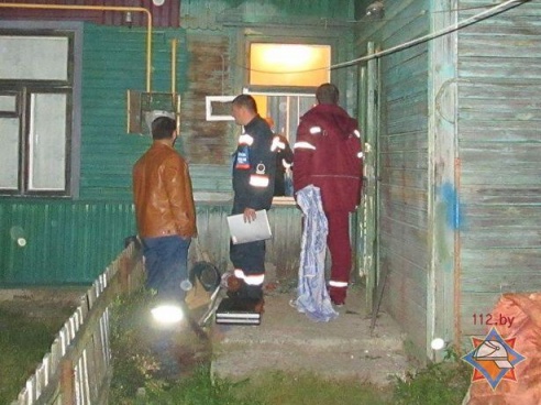 В Барановичах из задымленного дома спасли отца и сына