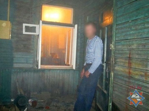 В Барановичах из задымленного дома спасли отца и сына