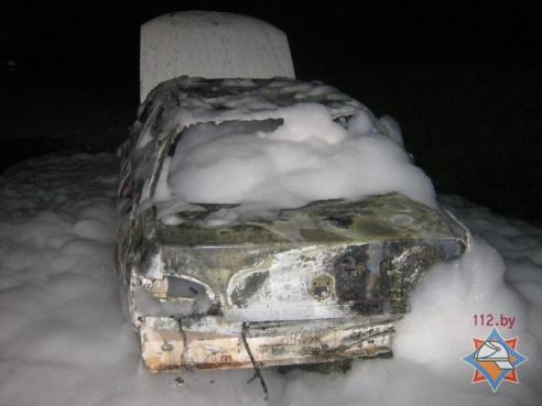 Чтобы потушить авто, его пришлось залить пеной сверху донизу