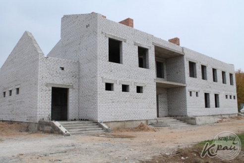 ФОТОФАКТ: Административное здание на городском стадионе в Вилейке достроили до второго этажа