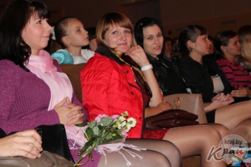 Матерей Вилейщины поздравили большим праздничным концертом «Это святое слово – мама!» (ФОТО)