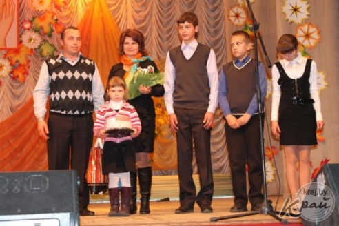 Матерей Вилейщины поздравили большим праздничным концертом «Это святое слово – мама!» (ФОТО)