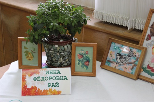 В филиале АСБ «Беларусбанк» в Дрибине открылась выставка ко Дню матери