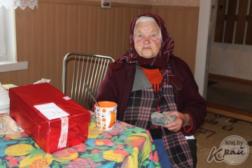 О бабушках, зимующих в доме сезонного проживания в Вязыни на Вилейщине, снимают фильм (ФОТО)