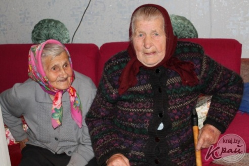 О бабушках, зимующих в доме сезонного проживания в Вязыни на Вилейщине, снимают фильм (ФОТО)