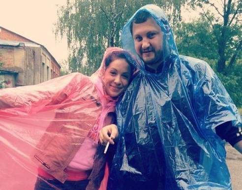 Болельщики ФК «Барановичи» в поддержку команды фотографируются в красно-синем