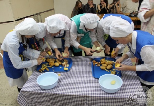 В шестом конкурсе профмастерства «Драник-шоу» в Вилейском профтехколледже победила команда «Зольковцы» (ФОТО)