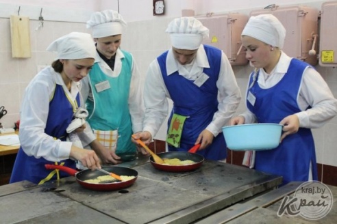В шестом конкурсе профмастерства «Драник-шоу» в Вилейском профтехколледже победила команда «Зольковцы» (ФОТО)