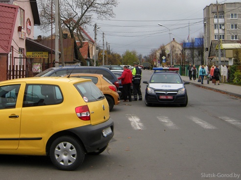 Возле главного входа на рынок остановка и стоянка запрещена