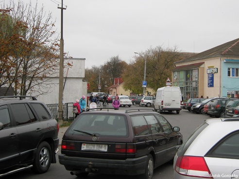 Возле главного входа на рынок остановка и стоянка запрещена