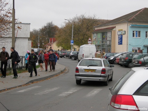 Возле главного входа на рынок остановка и стоянка запрещена