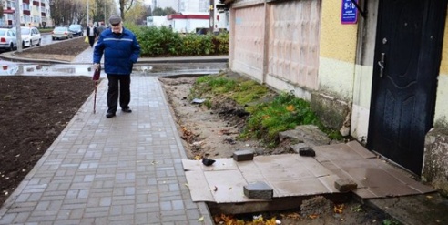 После двух месяцев ожидания ремонтируют подход в здание в Молодечно по Дроздовича, 10