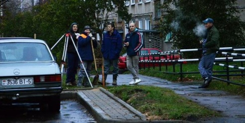 После двух месяцев ожидания ремонтируют подход в здание в Молодечно по Дроздовича, 10