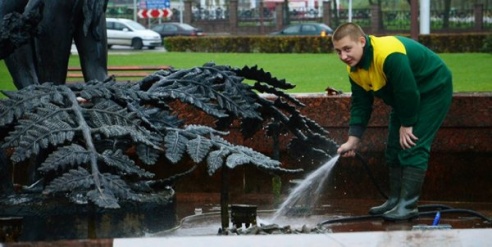 Фотофакт:  консервируют фонтаны на зиму