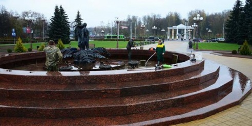 Фотофакт:  консервируют фонтаны на зиму