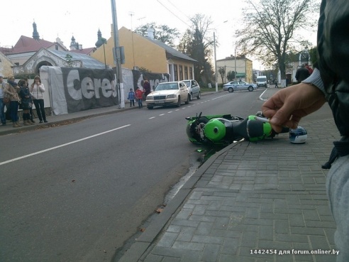 Мотоциклист столкнулся с Mercedes в Пинске