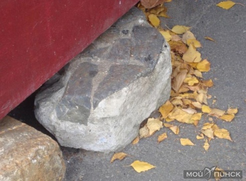 Кулибин даже и не мечтал, или «усе у хазяйстве прЫгадзiцца»! (Фотофакт о пинской брусчатке)