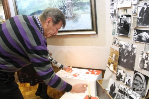 На открытие выставки Эдуарда Матюшонка в Вилейке приехали гости из Глубокого, Молодечно и Островецкого района (ФОТО)